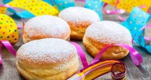 Faschingskrapfen mit Puderzucker