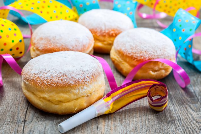 Faschingskrapfen Faschingskrapfen mit Puderzucker