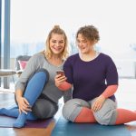 Die App regt zu Therapie begleitenden Aktivitäten an, etwa zu Yoga, Entstauungsgymnastik und Entspannungsmethoden.