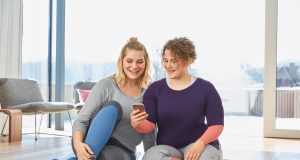 Die App regt zu Therapie begleitenden Aktivitäten an, etwa zu Yoga, Entstauungsgymnastik und Entspannungsmethoden.