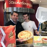 Der Genuss liegt in der Qualität der einzelnen Zutaten. Marco Tonin, Inhaber des Bassanese, und Pizzabäcker Olivio präsentieren stolz ihre echt italienische Pizza.