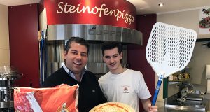 Der Genuss liegt in der Qualität der einzelnen Zutaten. Marco Tonin, Inhaber des Bassanese, und Pizzabäcker Olivio präsentieren stolz ihre echt italienische Pizza.