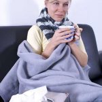 Rückzug aufs Sofa und einen heißen Salbeitee aufbrühen - das gehört zu den wirksamen Strategien gegen den Schnupfen.