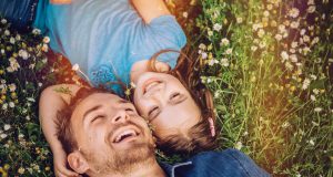 Pollen - na und? Mit den richtigen Maßnahmen können Heuschnupfenpatienten die warme Jahreszeit unbeschwerter genießen.