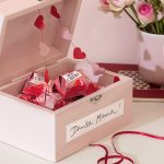 Danke, Mama und Papa! Bastelideen für Mutter- und Vatertag (djd). Der Muttertag wird in Deutschland am zweiten Sonntag im Mai gefeiert, 2019 fällt er auf den 12. Mai. Der Ehrentag der Väter ist dann am 30. Mai, dem Feiertag Christi Himmelfahrt. Um den Eltern eine besondere Freude zu machen, bietet es sich an, eine Kleinigkeit selbst zu basteln. Unter www.kreativ-mit-ferrero.de gibt es Schablonen zum Herunterladen sowie weitere Bastel- und Deko-Ideen. "Pop-up-Liebe" zum Muttertag Das braucht man: Sperrholzkiste mit Scharnier und Verschluss (12 x 9 x 7 cm, Bastelbedarf), rote und weiße Bastelfarbe, Pinsel, rosa, rotes und weißes Bastelpapier, Motivlocher "Herz", rotes Nähgarn, Schere, Bastelkleber, Klebeband, schwarzen Stift, Mon Chéri. So wird’s gemacht: Weiße Bastelfarbe mit etwas Rot zu Rosaton vermischen. Die Holzkiste innen und außen anmalen, trocknen lassen. Nach Vorlage weißes Etikett ausschneiden, mit "Danke, Mama!" beschriften und vorn auf die Kiste kleben. Mit Motivlocher oder nach Schablone rosa und rote Herzen fertigen, mit rotem Nähgarn zu einer etwa 30 cm langen Girlande verarbeiten. Dazu im Wechsel je zwei gleichfarbige Herzen mit Garn in der Mitte zusammenkleben. Die Mitte der Girlande mit Klebeband am inneren Deckelrand festkleben. Die äußeren Enden jeweils oben in den beiden vorderen Ecken der Kiste befestigen. Die Kiste mit Pralinen füllen und vorsichtig schließen. "Blumig aufgetischt" zum Muttertag Das braucht man: Stoffservietten in Zartrosa (50 x 50 cm), schmales rotes Seidenband, weißen Bastelkarton, Buchstabenstempel und Stempelkissen, Locher, Farbige Lochverstärkungsringe, Schere, frische rosafarbene Tulpen, Mon-Chéri-Vasen. So wird's gemacht: Die Namensschilder nach Schablone aus Bastelkarton ausschneiden, lochen, mit Lochverstärkerringen bekleben und bestempeln. Die Stoffservietten einmal der Länge nach und zweimal quer falten. Für jeden Blumengruß ein Namensschild durch das Seidenband fädeln, um die Serviette schlingen und locker verknoten. Die Tulpe aus der Vase unter das Schleifenband stecken, das "Servietten-Päckchen" auf dem Platzteller anrichten. Eine Praline als kleinen Blumentopf am unteren Ende des Stiels platzieren. Frische, rosa Tulpen in mit Wasser gefüllte Vasen stellen und auf dem Tisch verteilen. "Maritimer Wandteller" für den Vatertag Das braucht man: weißen Porzellan- oder Keramikteller, schwarze, graue und rote Porzellanmalstifte, "Raffaello-Botschaft" im Glas. So wird’s gemacht: Den Teller gut reinigen. Das Motiv frei oder nach Schablone mit weichem Bleistift skizzieren und mit Porzellanmalstiften auftragen, Text ergänzen. Wenn Spülmaschinenfestigkeit gewünscht, den Teller im Ofen gemäß Packungsbeilage einbrennen. Diese Vatertagsüberraschung mit der Botschaft im Glas im blau-maritimen Setting anrichten. --- Bildunterschrift für Bild 1 --- "Popup-Liebe": Wer selbst etwas bastelt und es dann der Mutter überreicht, erzielt einen schönen Überraschungseffekt bei einem lieben Menschen. Foto: djd/Ferrero/Nina Struve --- Bildunterschrift für Bild 2 --- "Blumig aufgetischt" ist eine schöne Idee für ein selbst gemachtes Geschenk zum Muttertag. Foto: djd/Ferrero/Nina Struve --- Bildunterschrift für Bild 3 --- Auch Väter freuen sich sehr über Selbstgebasteltes wie etwa den "Maritimen Wandteller".