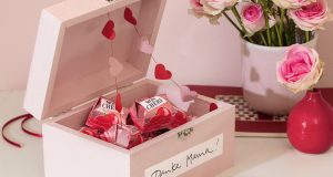 Danke, Mama und Papa! Bastelideen für Mutter- und Vatertag (djd). Der Muttertag wird in Deutschland am zweiten Sonntag im Mai gefeiert, 2019 fällt er auf den 12. Mai. Der Ehrentag der Väter ist dann am 30. Mai, dem Feiertag Christi Himmelfahrt. Um den Eltern eine besondere Freude zu machen, bietet es sich an, eine Kleinigkeit selbst zu basteln. Unter www.kreativ-mit-ferrero.de gibt es Schablonen zum Herunterladen sowie weitere Bastel- und Deko-Ideen. "Pop-up-Liebe" zum Muttertag Das braucht man: Sperrholzkiste mit Scharnier und Verschluss (12 x 9 x 7 cm, Bastelbedarf), rote und weiße Bastelfarbe, Pinsel, rosa, rotes und weißes Bastelpapier, Motivlocher "Herz", rotes Nähgarn, Schere, Bastelkleber, Klebeband, schwarzen Stift, Mon Chéri. So wird’s gemacht: Weiße Bastelfarbe mit etwas Rot zu Rosaton vermischen. Die Holzkiste innen und außen anmalen, trocknen lassen. Nach Vorlage weißes Etikett ausschneiden, mit "Danke, Mama!" beschriften und vorn auf die Kiste kleben. Mit Motivlocher oder nach Schablone rosa und rote Herzen fertigen, mit rotem Nähgarn zu einer etwa 30 cm langen Girlande verarbeiten. Dazu im Wechsel je zwei gleichfarbige Herzen mit Garn in der Mitte zusammenkleben. Die Mitte der Girlande mit Klebeband am inneren Deckelrand festkleben. Die äußeren Enden jeweils oben in den beiden vorderen Ecken der Kiste befestigen. Die Kiste mit Pralinen füllen und vorsichtig schließen. "Blumig aufgetischt" zum Muttertag Das braucht man: Stoffservietten in Zartrosa (50 x 50 cm), schmales rotes Seidenband, weißen Bastelkarton, Buchstabenstempel und Stempelkissen, Locher, Farbige Lochverstärkungsringe, Schere, frische rosafarbene Tulpen, Mon-Chéri-Vasen. So wird's gemacht: Die Namensschilder nach Schablone aus Bastelkarton ausschneiden, lochen, mit Lochverstärkerringen bekleben und bestempeln. Die Stoffservietten einmal der Länge nach und zweimal quer falten. Für jeden Blumengruß ein Namensschild durch das Seidenband fädeln, um die Serviette schlingen und locker verknoten. Die Tulpe aus der Vase unter das Schleifenband stecken, das "Servietten-Päckchen" auf dem Platzteller anrichten. Eine Praline als kleinen Blumentopf am unteren Ende des Stiels platzieren. Frische, rosa Tulpen in mit Wasser gefüllte Vasen stellen und auf dem Tisch verteilen. "Maritimer Wandteller" für den Vatertag Das braucht man: weißen Porzellan- oder Keramikteller, schwarze, graue und rote Porzellanmalstifte, "Raffaello-Botschaft" im Glas. So wird’s gemacht: Den Teller gut reinigen. Das Motiv frei oder nach Schablone mit weichem Bleistift skizzieren und mit Porzellanmalstiften auftragen, Text ergänzen. Wenn Spülmaschinenfestigkeit gewünscht, den Teller im Ofen gemäß Packungsbeilage einbrennen. Diese Vatertagsüberraschung mit der Botschaft im Glas im blau-maritimen Setting anrichten. --- Bildunterschrift für Bild 1 --- "Popup-Liebe": Wer selbst etwas bastelt und es dann der Mutter überreicht, erzielt einen schönen Überraschungseffekt bei einem lieben Menschen. Foto: djd/Ferrero/Nina Struve --- Bildunterschrift für Bild 2 --- "Blumig aufgetischt" ist eine schöne Idee für ein selbst gemachtes Geschenk zum Muttertag. Foto: djd/Ferrero/Nina Struve --- Bildunterschrift für Bild 3 --- Auch Väter freuen sich sehr über Selbstgebasteltes wie etwa den "Maritimen Wandteller".