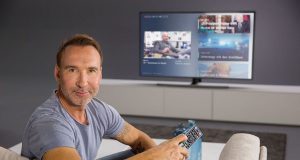 Moderator Jochen Bendel nutzt bereits die rote Farbtaste auf seiner Fernbedienung.