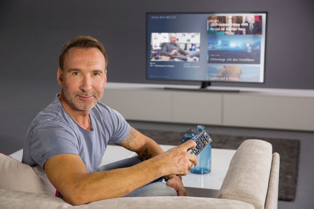 redbutton Moderator Jochen Bendel nutzt bereits die rote Farbtaste auf seiner Fernbedienung.