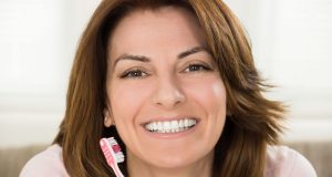 Zweimal am Tag sollte man für mindestens je drei Minuten die Zähne reinigen. Die Zahncreme sollte Fluoride enthalten. Einmal am Tag sollten die Zahnzwischenräume zudem entweder mit Zahnseide oder mit Interdentalbürsten gereinigt werden.