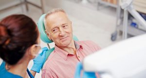 Auch der Zahnarzt sollte vor der Behandlung über die Einnahme blutverdünnender Medikamente informiert werden.