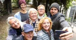 Senioren lernen ihr Smartphone schnell zu schätzen: Per WhatsApp beispielsweise können neben Textnachrichten auch Fotos und Videos verschickt werden.