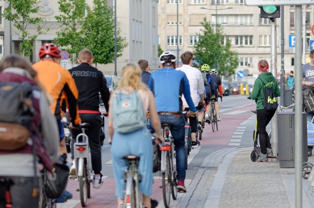 cyclists-4242229_1920