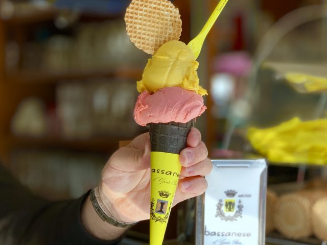 Lebensmittel mit Aktivkohle. Eiswaffel bei Bassanese