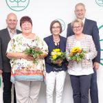 Ihr 40-Jähriges Dienstjubiläum bei der AOK begingen (vordere Reihe von links Elke Niklaus aus Hausen, Ruth Heilmann aus Poppenlauer und Doris Schad aus Senn-feld. Im Rahmen einer kleinen Feierstunde überreichten Direktor Frank Dünisch (hintere Reihe rechts) und Per-sonalratsvorsitzender Rene Oppel (hintere Reihe links) Glückwünsche, eine Urkunde und ein Präsent