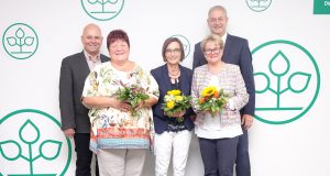 Ihr 40-Jähriges Dienstjubiläum bei der AOK begingen (vordere Reihe von links Elke Niklaus aus Hausen, Ruth Heilmann aus Poppenlauer und Doris Schad aus Senn-feld. Im Rahmen einer kleinen Feierstunde überreichten Direktor Frank Dünisch (hintere Reihe rechts) und Per-sonalratsvorsitzender Rene Oppel (hintere Reihe links) Glückwünsche, eine Urkunde und ein Präsent