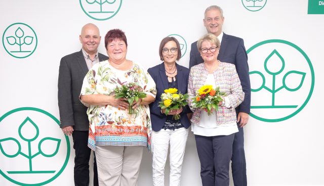 Ihr 40-Jähriges Dienstjubiläum bei der AOK begingen (vordere Reihe von links Elke Niklaus aus Hausen, Ruth Heilmann aus Poppenlauer und Doris Schad aus Senn-feld. Im Rahmen einer kleinen Feierstunde überreichten Direktor Frank Dünisch (hintere Reihe rechts) und Per-sonalratsvorsitzender Rene Oppel (hintere Reihe links) Glückwünsche, eine Urkunde und ein Präsent