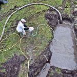 Die Beschaffenheit des Baugrunds kann beim Hausbau erheblichen Einfluss auf die Kosten für die Gründung und Abdichtung eines Hauses haben.