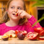 Den Nachwuchs ruhig auch exotische Früchte wie Granatapfel probieren lassen - so wird Obst zum Abenteuer. Vitamine