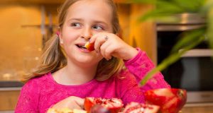 Den Nachwuchs ruhig auch exotische Früchte wie Granatapfel probieren lassen - so wird Obst zum Abenteuer. Vitamine