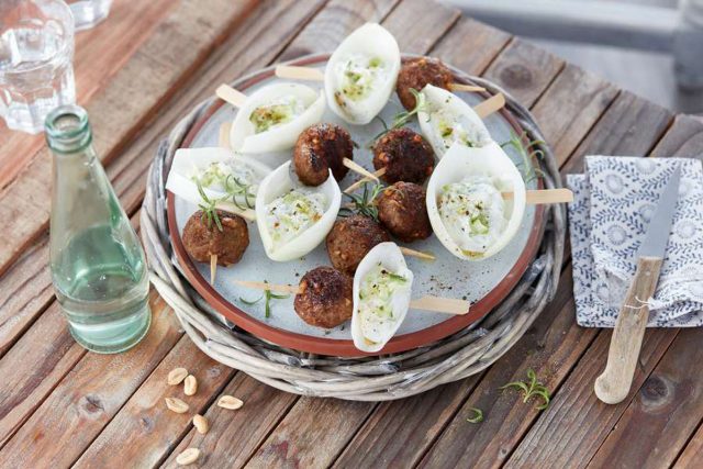 Mit einem selbst zubereiteten Gyros-Spieß fühlt man sich daheim auf dem Balkon oder im Garten fast so wie in einer griechischen Taverne. Erdnüsse