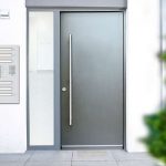 Sicherheitslösungen für besondere Ansprüche: Auch die Kopplung mit Gegensprechanlagen und der Anschluss an Überwachungs-und Alarmsysteme ist bei den Türen mit Mehrfachverriegelungen möglich.