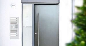 Sicherheitslösungen für besondere Ansprüche: Auch die Kopplung mit Gegensprechanlagen und der Anschluss an Überwachungs-und Alarmsysteme ist bei den Türen mit Mehrfachverriegelungen möglich.