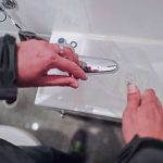Um einer Legionelleninfektion vorzubeugen, sind Gebäudeeigentümer und Verwalter dazu verpflichtet, die Warmwasserversorgung alle drei Jahre auf Legionellen untersuchen zu lassen.