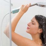 Legionellen können beispielsweise beim Duschen durch feinste Wassertropfen eingeatmet werden.