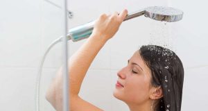 Legionellen können beispielsweise beim Duschen durch feinste Wassertropfen eingeatmet werden.