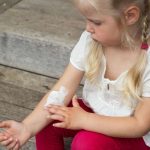 Kinderhaut ist besonders sensibel. Trockene Stellen in den Ellenbeugen können auf Neurodermitis hinweisen.