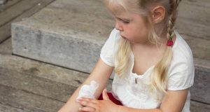 Kinderhaut ist besonders sensibel. Trockene Stellen in den Ellenbeugen können auf Neurodermitis hinweisen.