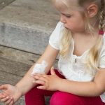Kinderhaut ist besonders sensibel. Trockene Stellen in den Ellenbeugen können auf Neurodermitis hinweisen.