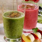 Einfach das Lieblingsobst und Gemüse fein pürieren, etwas Öl dazu - fertig ist das gesunde Fitness-Frühstück.