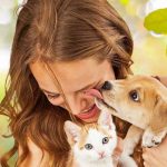 Nicht immer sind die Vierbeiner so friedlich wie auf diesem Foto. Bei Katzenbissen beispielsweise ist die Infektionsgefahr höher als bei Hundebissen, weil die spitzen, scharfen Zähne tief in Gewebe, Gelenke und Knochen eindringen können.