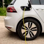 Ist die PV-Anlage ausreichend groß und hat der Speicher genug Kapazität und Leistung, kann der Strom gespeichert und für das Laden des E-Autos genutzt werden.