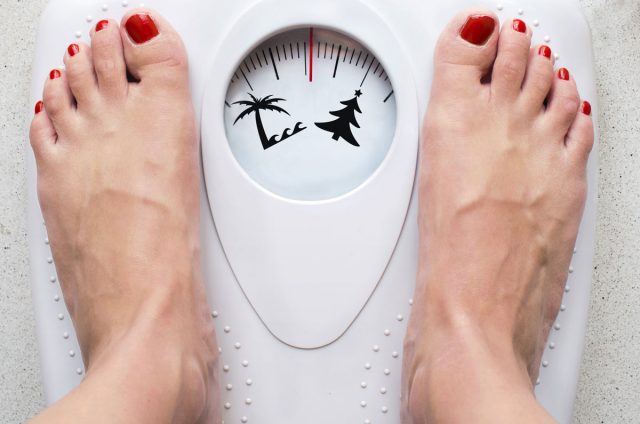 gewicht-titel Wenn es auf die Weihnachtszeit zugeht, schnellt die Waage gern nach oben. Foto: djd/Glyck/Shutterstock/ThreeCups