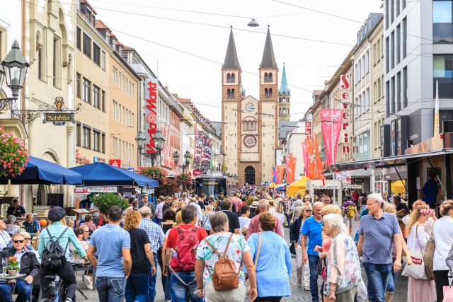 Stadtfest Würzburg -Blick in die Domstraße_Andreas-Kneitz-komp