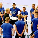 Volleyball: Aus individuell starken Stars und jungen Wilden ein erfolgreiches Kollektiv formen: HEITEC VOLLEYS Cheftrainer Marco Donat mit seinen Schützlingen bei einer Trainingsanalyse. Foto: Werner Haala