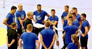 Volleyball: Aus individuell starken Stars und jungen Wilden ein erfolgreiches Kollektiv formen: HEITEC VOLLEYS Cheftrainer Marco Donat mit seinen Schützlingen bei einer Trainingsanalyse. Foto: Werner Haala