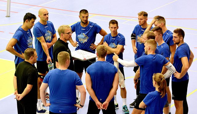 Donat-Team_0165 Volleyball: Aus individuell starken Stars und jungen Wilden ein erfolgreiches Kollektiv formen: HEITEC VOLLEYS Cheftrainer Marco Donat mit seinen Schützlingen bei einer Trainingsanalyse. Foto: Werner Haala