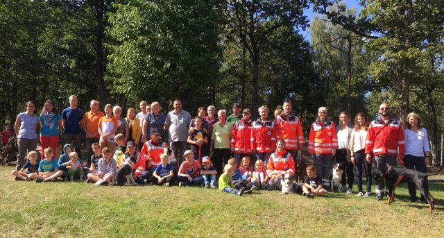 Pflegefamilien: Mit einem bunten Familienfest bedankt sich das Landratsamt Rhön-Grabfeld jeden Sommer bei seinen Pflegeeltern für ihre außerordentlich wichtige Arbeit. Ein Angebot, das rund 20 Familien mit 35 Kindern gerne angenommen haben. Für Staunen sorgte die Vorführung der Rettungshunde-staffel Rhön-Grabfeld. Foto: Lea Klöhr