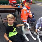 Pflegefamilien: Hauptattraktion beim Pflegeelternfest an der Birkighütte waren die Hunde der Rettungsstaffel Rhön-Grabfeld. Sie bekamen für ihre beeindruckende Vorführung viele Streicheleinheiten von den be-geisterten Kindern. Foto: Lea Klöhr