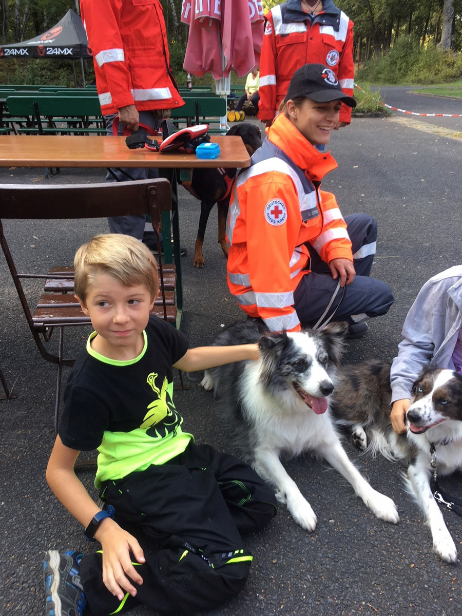 Hauptattraktion beim Pflegeelternfest an der Birkighütte waren die Hunde der Rettungsstaffel Rhön-Grabfeld. Sie bekamen für ihre beeindruckende Vorführung viele Streicheleinheiten von den be-geisterten Kindern. Foto: Lea Klöhr