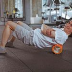 Beim Faszientraining kommen meist spezielle Rollen oder Bälle zum Einsatz, mit denen mechanischer Druck auf das Faserngewebe ausgeübt wird - das lockert Verhärtungen. Foto: djd/CH Alpha-Forschung/Adobe Stock/Ihor