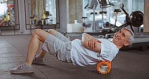 Beim Faszientraining kommen meist spezielle Rollen oder Bälle zum Einsatz, mit denen mechanischer Druck auf das Faserngewebe ausgeübt wird - das lockert Verhärtungen. Foto: djd/CH Alpha-Forschung/Adobe Stock/Ihor