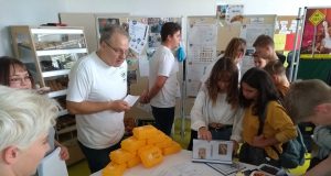 Messebesucher kommen mit Unternehmen, Vereinen und verschiedenen Organisationen direkt ins Gespräch. Rund 45 Infostände bieten einen guten Überblick über regionale Job- und Ehrenamtsangebote sowie Ausbildungsberufe