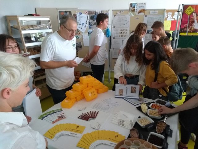 ausbildungsmesse-gerolzhofen Messebesucher kommen mit Unternehmen, Vereinen und verschiedenen Organisationen direkt ins Gespräch. Rund 45 Infostände bieten einen guten Überblick über regionale Job- und Ehrenamtsangebote sowie Ausbildungsberufe