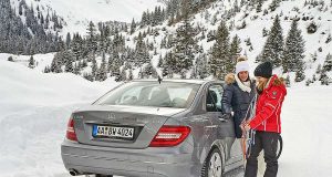 Auf langen und steilen Steigungen mit Neuschnee oder festgefahrener Schneedecke kann man ohne Schnee-Ketten schnell Probleme bekommen. Foto: djd/RUD Ketten