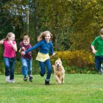 Die meisten Kinder lieben Hunde und pflegen wie selbstverständlich ein soziales Miteinander mit den Tieren. Foto: djd/Hermes Arzneimittel GmbH/Imagesourc