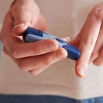 Weltdiabetestag: Eine möglichst optimale Einstellung des Blutzuckers gehört zur Therapie von Nervenschäden als Folge des Diabetes (im Bild: Der Blutzucker wird gemessen).
